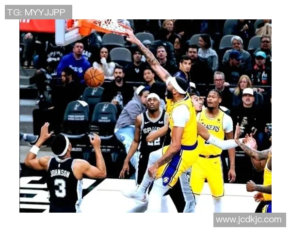 湖人对阵雷霆精彩全场回放下半场精彩瞬间回顾与分析 湖人对阵雷霆精彩全场回放下半场精彩瞬间回顾与分析